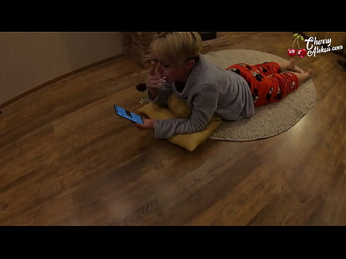 ❤️ Luda plavuša sisa ogroman kurac sisa i poskakuje na njemu - analni seks ❤❌ Jebeni video kod nas ️❤
